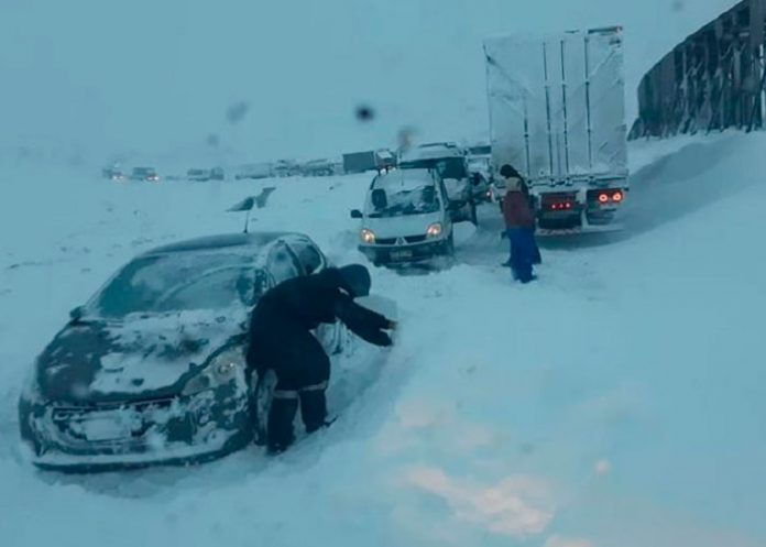 Tormentas de nieve en Chile y Argentina dejan varias personas varadas