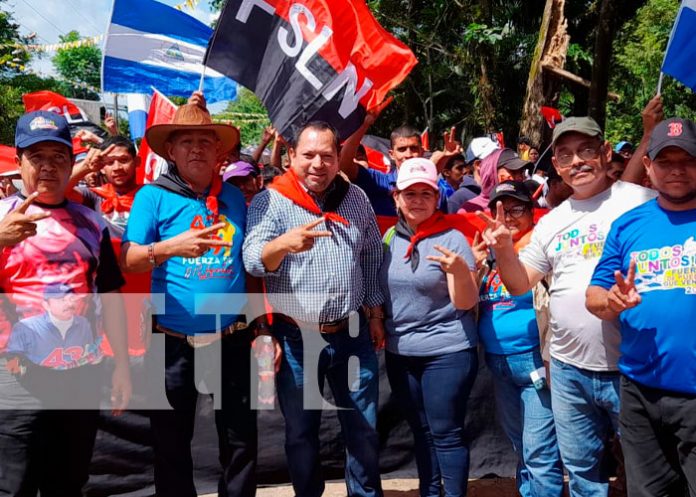 2 Familias participan en alegre caminata en Matiguás