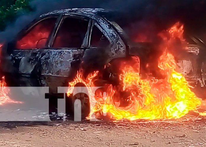 2 Vehículo queda calcinado tras prenderse en llamas en León