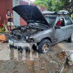 Vehículo se reduce a chatarra tras incendiarse en Managua Vehículo se reduce a chatarra tras incendiarse en Managua