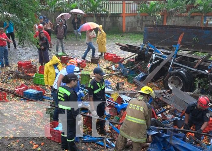Vuelco de camión cargado de tomates deja un muerto en Estelí