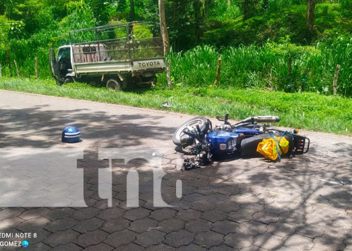 Motociclista grave tras impactar contra un camioncito en Santo Tomas, Chontales