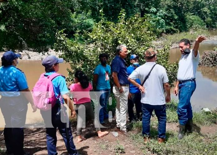 Autoridades realizan limpieza en quebrada EL CARRIZAL en Juigalpa