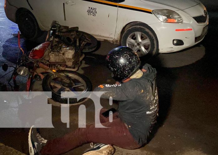 Motociclista lesionado tras impactar contra taxi en Juigalpa
