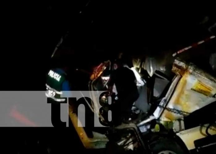 Conductor de cisterna se precipita a alcantarilla y pierde la vida