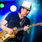VIDEO: Carlos Santana cae desmayado en pleno concierto