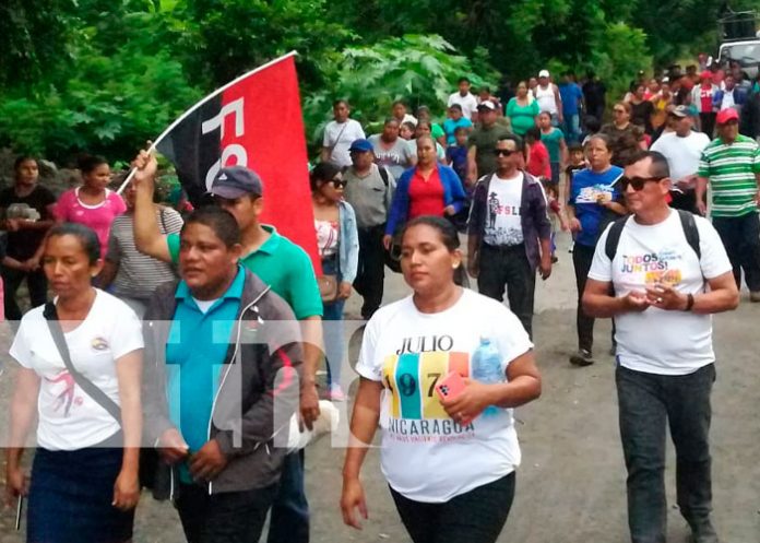 3 Militantes sandinistas caminan en saludo al 43/19 en Ometepe