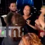 Mujeres arreglan sus diferencias a golpes en el mercado oriental