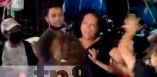 Mujeres arreglan sus diferencias a golpes en el mercado oriental