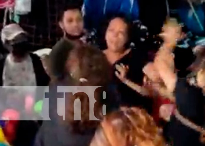 Mujeres arreglan sus diferencias a golpes en el mercado oriental