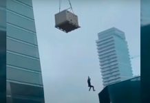 Obrero cuelga de una grúa de un edifico en construcción (Video)