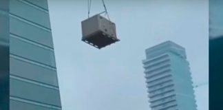 Obrero cuelga de una grúa de un edifico en construcción (Video)