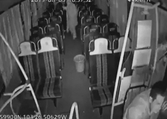 .4 Chófer olvida que tiene pasajeros y casi se infarta al ver a una abuelita