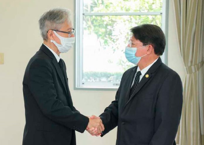 Delegación de Nicaragua firma libro de condolencias en Japón