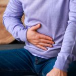 Aguantarse los gases por mucho tiempo no es bueno por estas razones