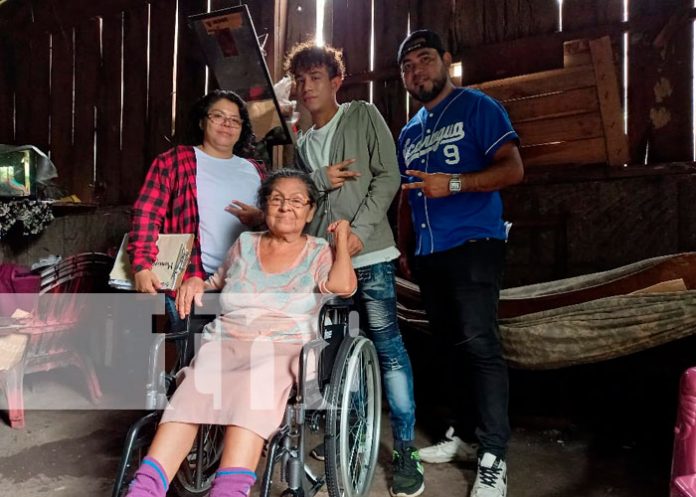 Entregan sillas de ruedas a personas con discapacidad en Boaco