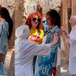 ¡Eso es del diablo! Monja interrumpe a modelos mientras se besan Monja interrumpió una sesión de fotos de dos modelos que se besaban