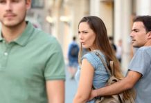 Doble traición: Persigue a su pareja hasta un hotel y se lleva una sorpresa Doble traición: Persigue a su pareja hasta un hotel y se lleva una sorpresa