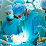 ¿Qué tipo de música escuchan los cirujanos mientras operan y porqué?