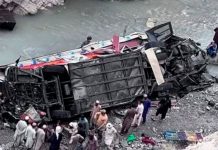 Camión de pasajeros cae por un barranco en Pakistán dejando 19 muertos