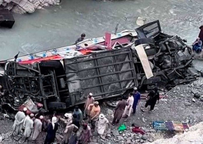 Camión de pasajeros cae por un barranco en Pakistán dejando 19 muertos