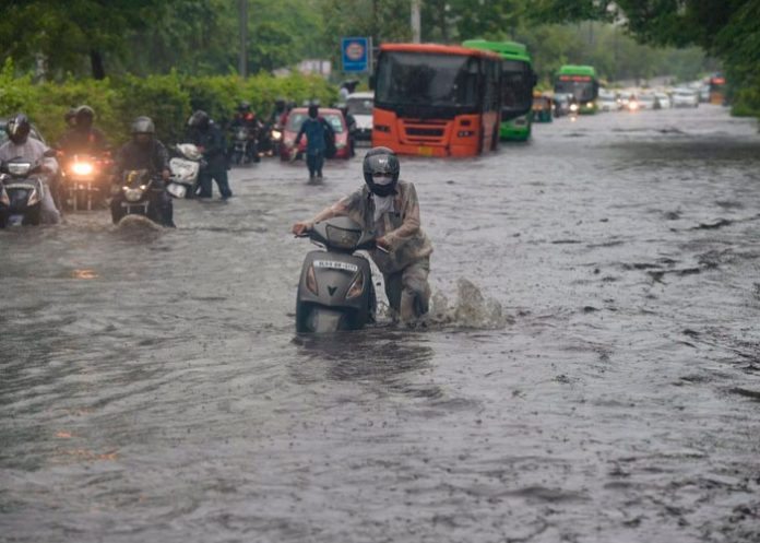 .4 Cifras de muertes por lluvias ascienden a 230 en la India