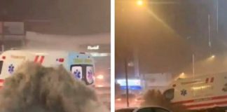 Intensas lluvias arrastran una ambulancia en México