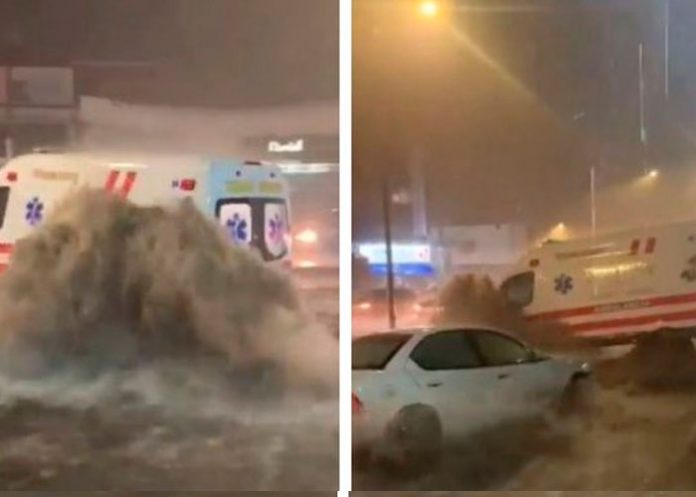.4 Intensas lluvias arrastran una ambulancia en México