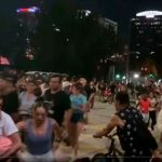 Multitud confunde los fuegos artificiales con alarma de tiroteo (Video)