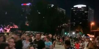 Multitud confunde los fuegos artificiales con alarma de tiroteo (Video)
