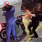 ¡Con su propio casco! Pareja en Brasil golpea a sujeto que intenta robarles Pareja en Brasil golpea a sujeto que intenta robarles