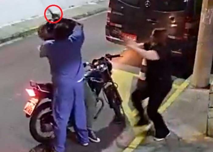 Pareja en Brasil golpea a sujeto que intenta robarles