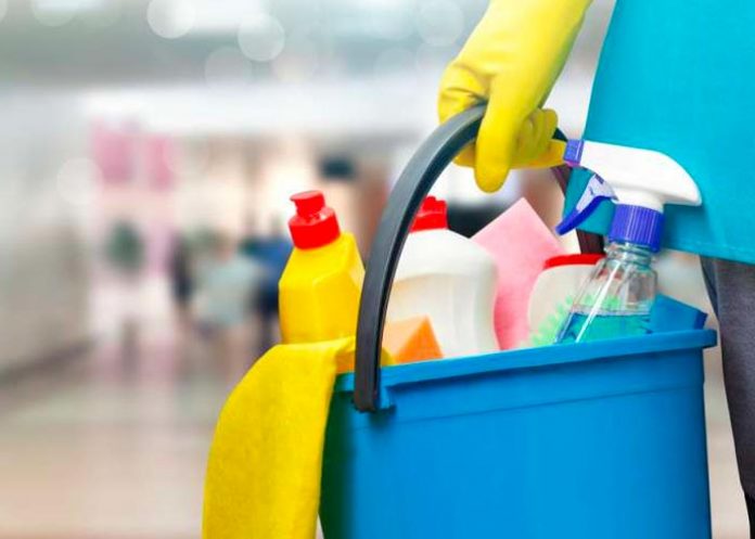 Mujer deja de limpiar casa para ver si su esposo ayudaba