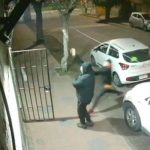 Frustra el robo de su carro lanzando las llaves al techo (Video) Frustra el robo de su carro lanzando las llaves al techo