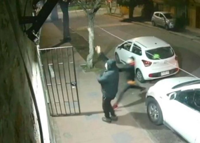 Frustra el robo de su carro lanzando las llaves al techo