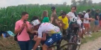 Ciclista se fractura la cervical tras choque contra espectadores en Francia