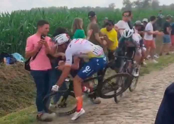 .4 Ciclista se fractura la cervical tras choque contra espectadores en Francia