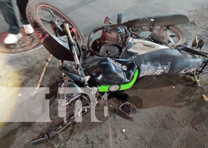 Colisión entre vehículos en Managua, casi le cuesta la pierna a pasajera