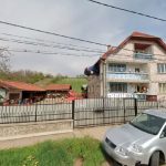 Google Maps captó un carro estrellado en el segundo piso de una casa