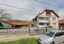 Google Maps captó un carro estrellado en el segundo piso de una casa