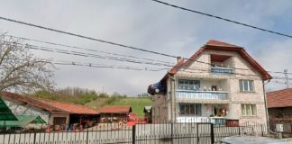 Google Maps captó un carro estrellado en el segundo piso de una casa