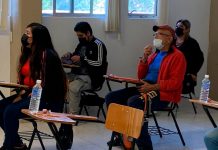 Abuelito de 65 realiza examen para entrar a la universidad