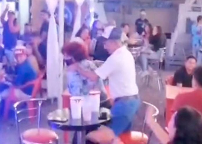 Pareja de abuelitos perrean como 