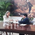 Nueva embajadora de España en Nicaragua entrega copias de estilo