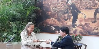 Nueva embajadora de España en Nicaragua entrega copias de estilo