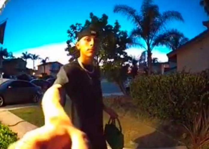 Recompensan con 13 mil dólares a joven por entregar un bolso perdido