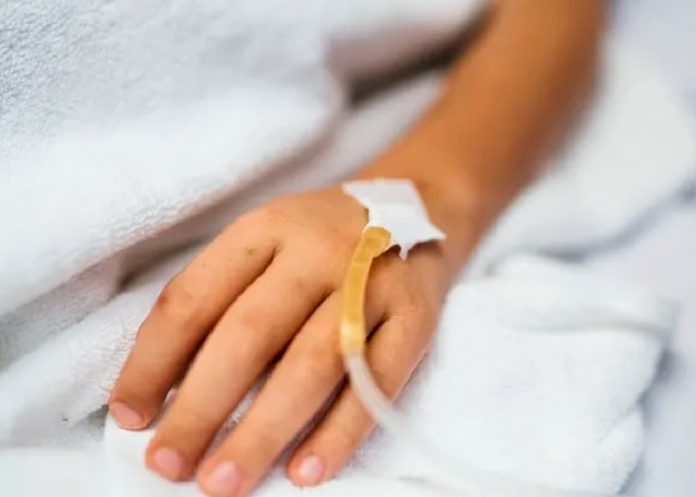 Hospitalizan a niña de seis años por consumir cocaína en fiesta familiar