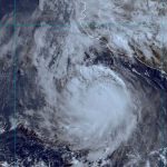 Huracán Bonnie sube a categoría 3 frente a Michoacán, México