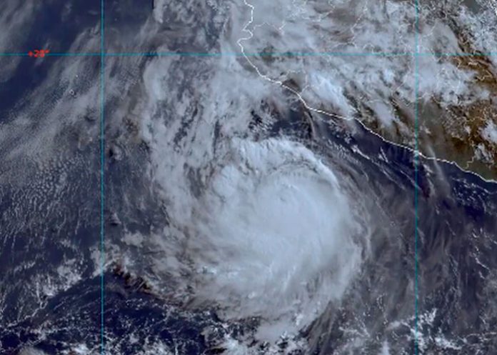 Huracán Bonnie sube a categoría 3 frente a Michoacán, México