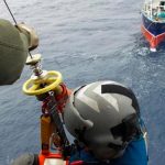 Foto: Momento del rescate de personas tras partirse un barco en Hong Kong - Cortesía